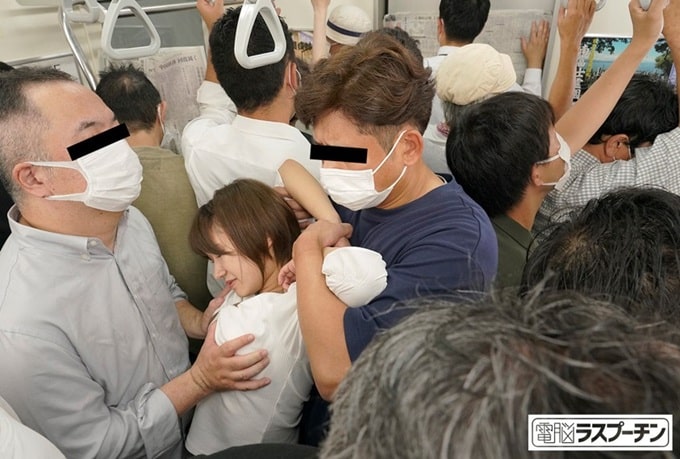 満員電車で両乳首同時開発痴漢され無念の発情巨乳美女 美波もも