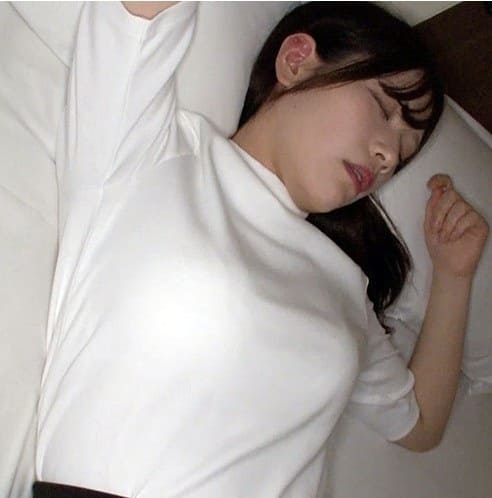 泥酔した美乳のエマの身体を許可なく堪能し中出しFUCK
