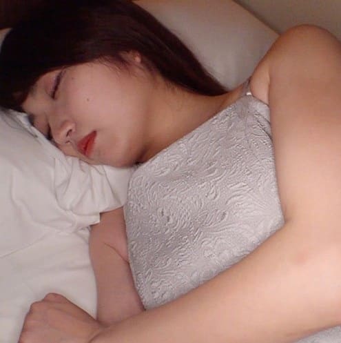 義妹はるのが部屋で寝ている所を中出しセックス ※サンプル動画あり