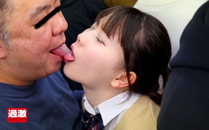 対面痴漢で何度もイカされ糸が引くほど舌を絡ませるベロキス発情娘